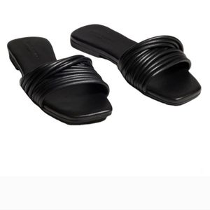 NWOT Banana Republic  twisted strappy leather sandals 7.5